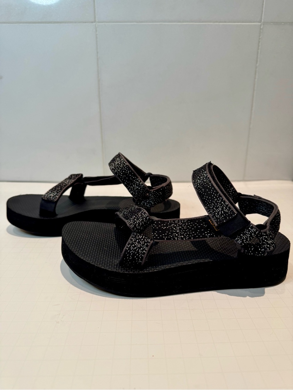 Teva Midform Universal Sandals in Black Silver Metallic Sparkle Straps Size 6